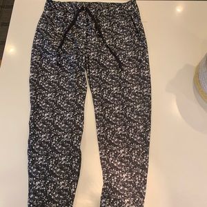 EUC Lululemon Jet Crops